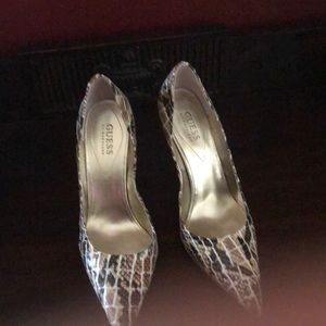 Guess multi pumps size 9